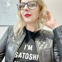 Daniela Von Hertwig com camisa "I'm Satoshi"