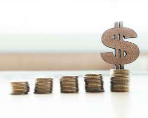 Salário mínimo dinheiro empilhado