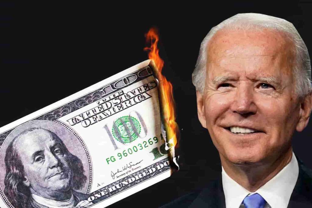Biden sorrindo e nota de dólar pegando fogo
