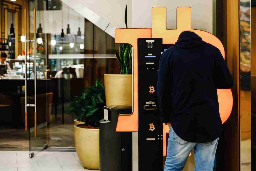 Número de ATMs de Bitcoin explodem em todo o mundo