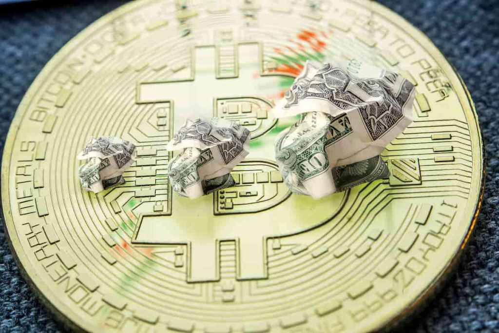 bitcoin e notas de dólar amassadas
