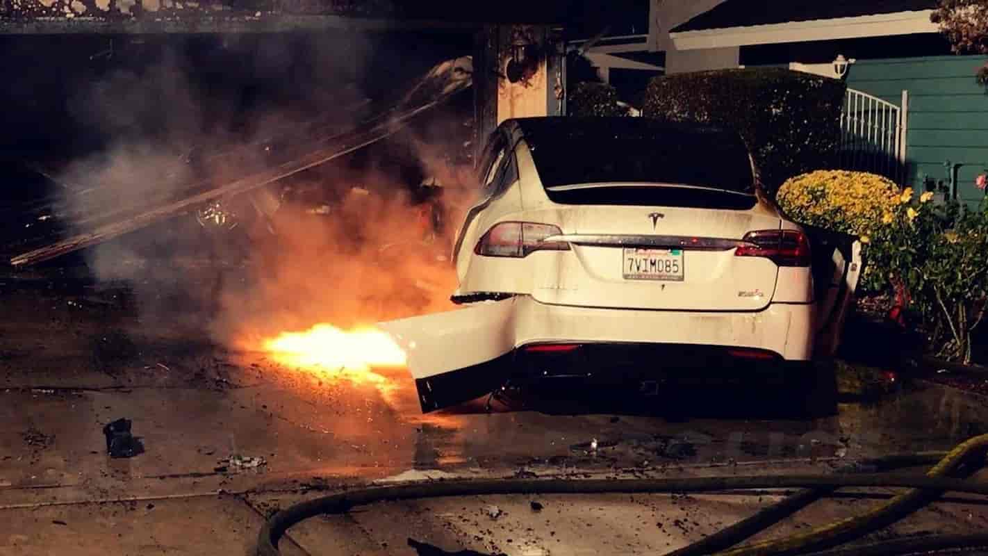 Desenvolvedor do Bitcoin pede banimento de carros da Tesla