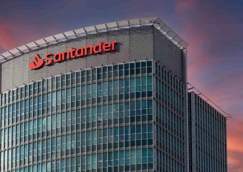 Santander começa a espiar transações de bitcoin com nova parceria