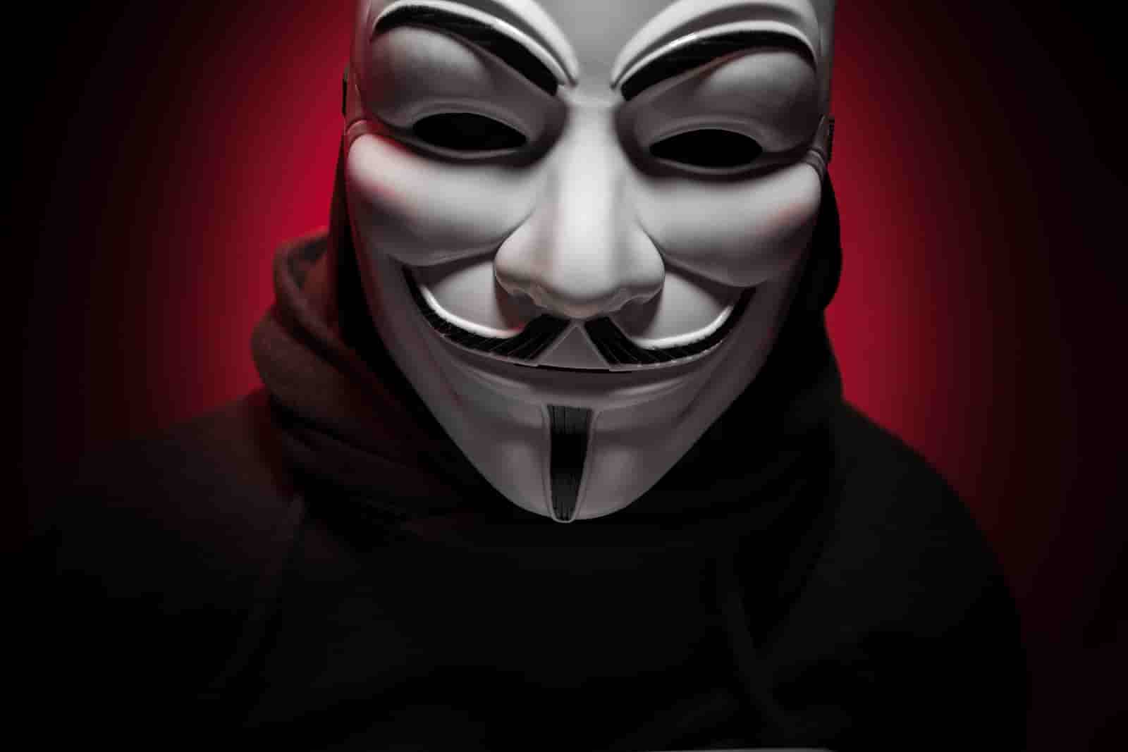 Anonymous com fundo vermelho