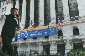 Fachada da NYSE no lançamento do ETF BITO