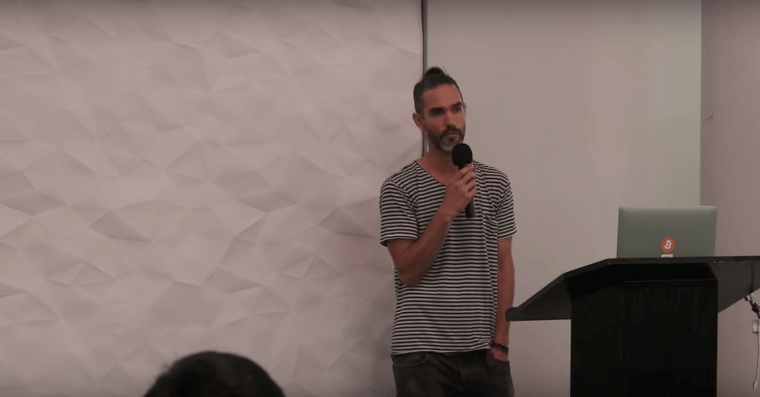 Ex-desenvolvedor do Bitcoin Jonas Schenelli dando palestra