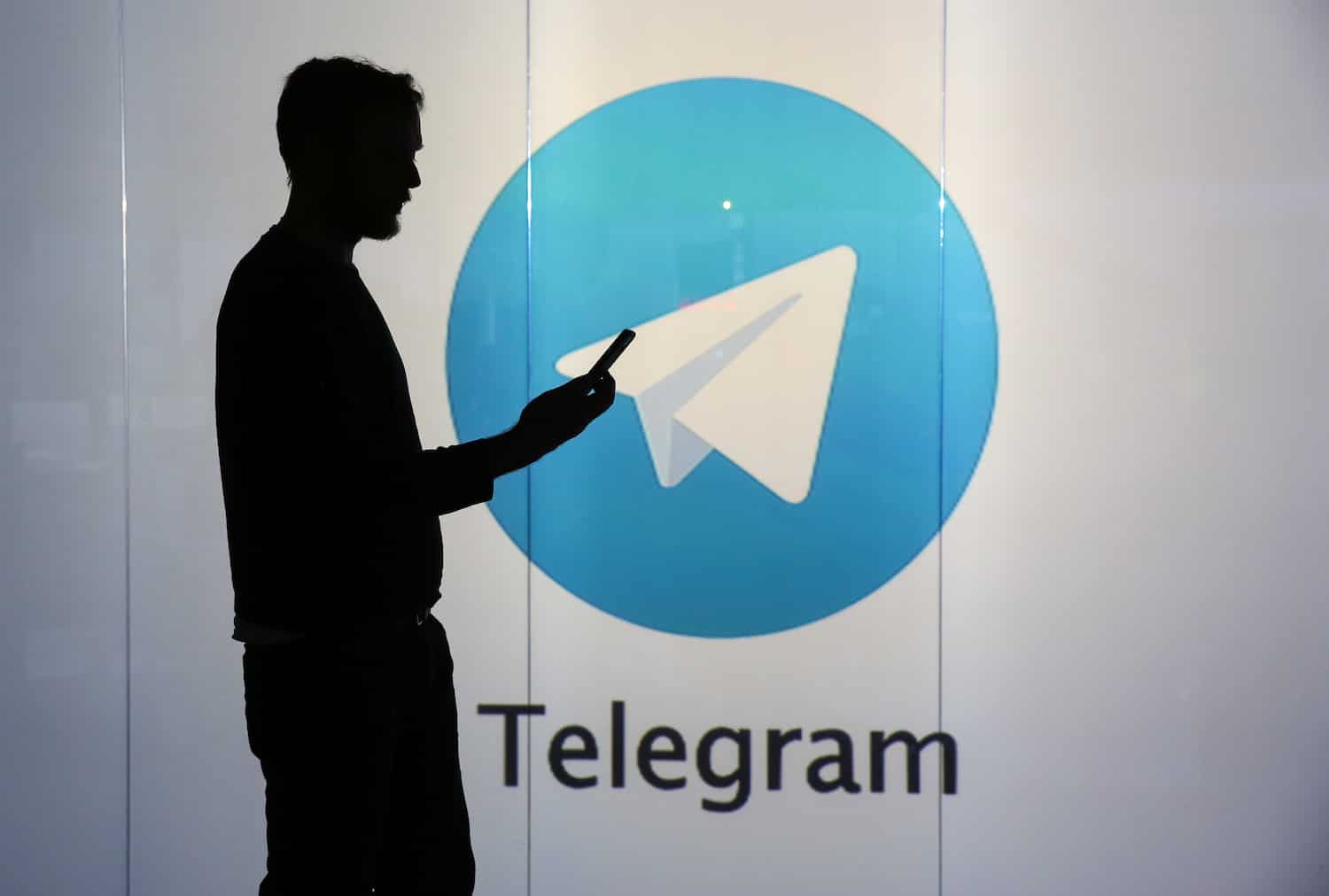 Logo do telegram com sombra de homem