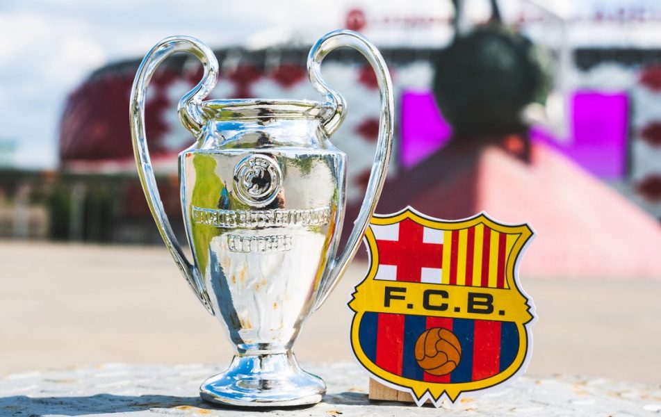 Logo/Escudo do Barcelona junto à uma taça de campeão