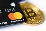 betalingskort ved siden af bitcoin-mønt
