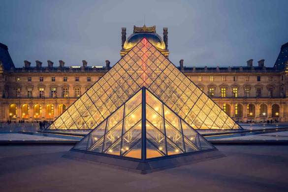 Pirâmide do Louvre, transparente e iluminada
