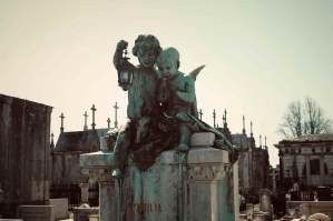 Cemitério com anjos no túmulo