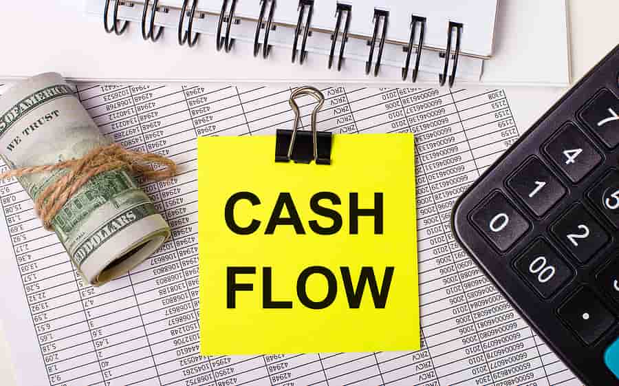 fluxo de caixa - cash flow, com planilha, maço de dinheiro e calculadora