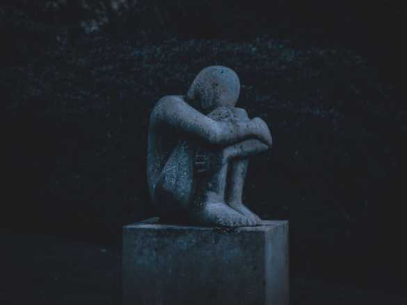Estátua de homem triste