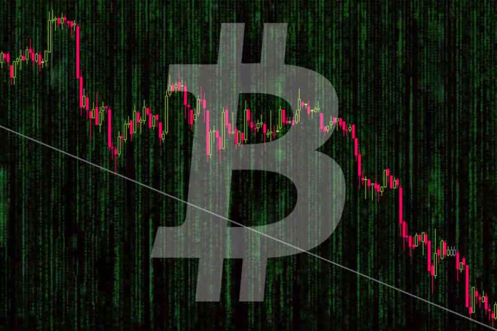 Bitcoin cai 3% e volta para US $22 mil, criptos perdem US $50 bilhões em market cap