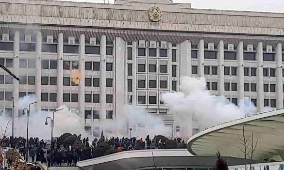 Protestantes em frente à prefeitura de Almaty, no Cazaquistão
