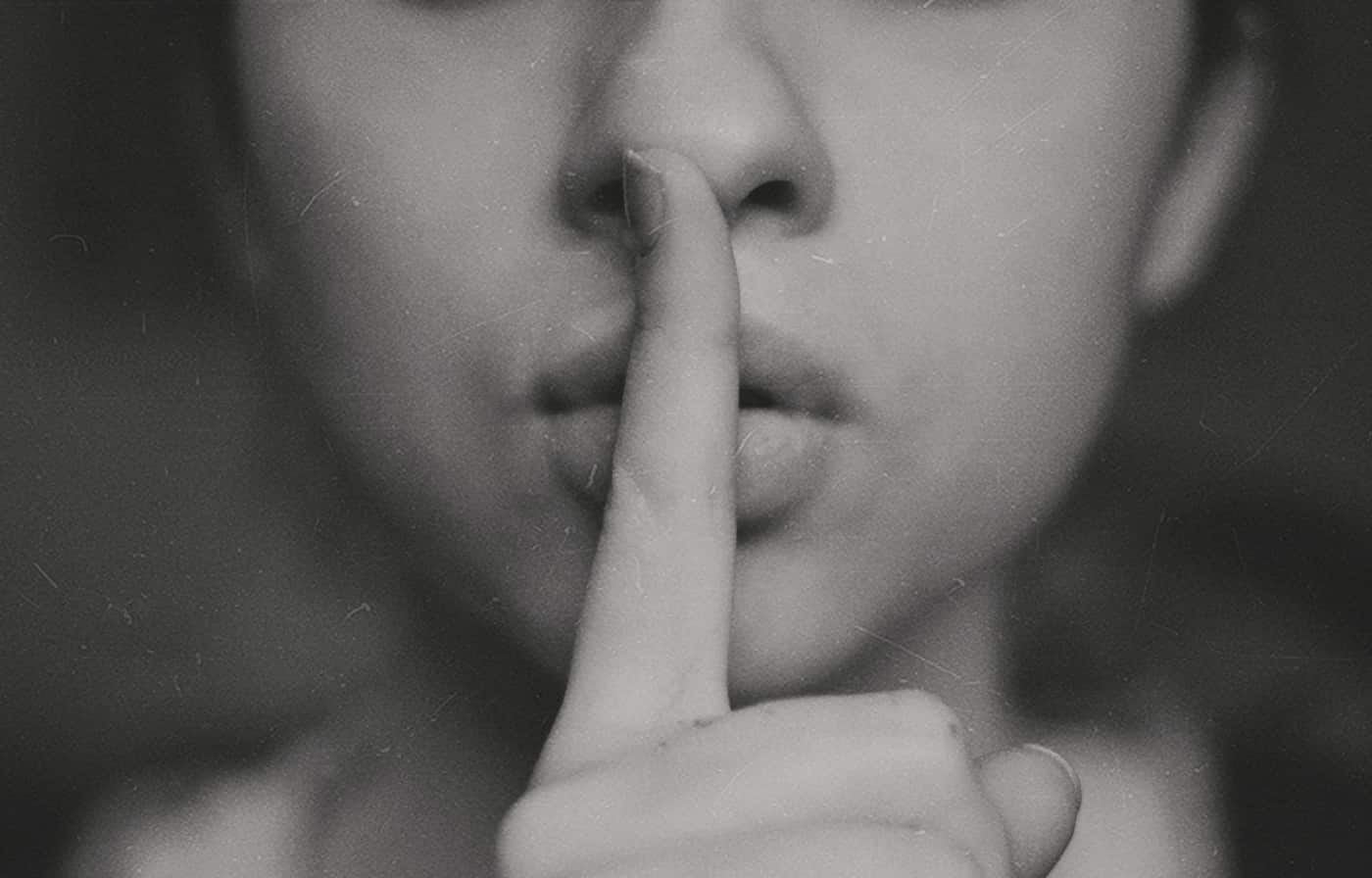 Mulher pedindo silêncio - censura.