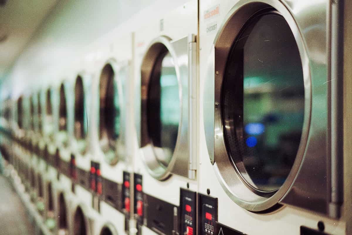 Várias máquinas de lavar roupa enfileiradas