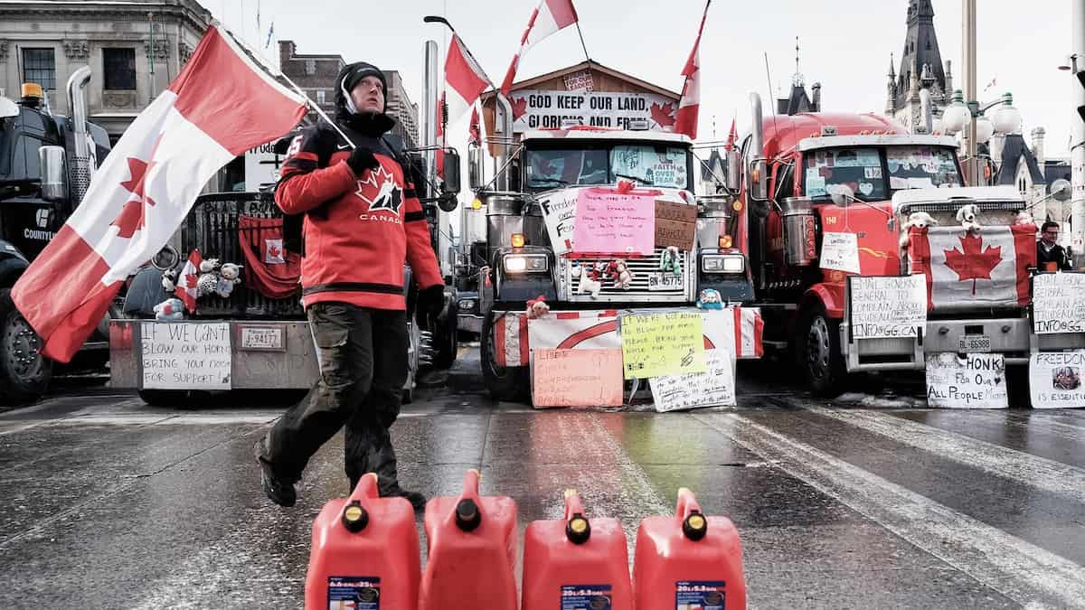 Canadá vai congelar as contas bancárias dos caminhoneiros que continuam protestando
