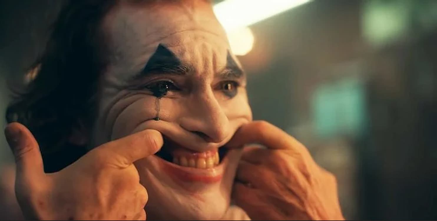 Joker forçando sorriso memecoins forçando meme