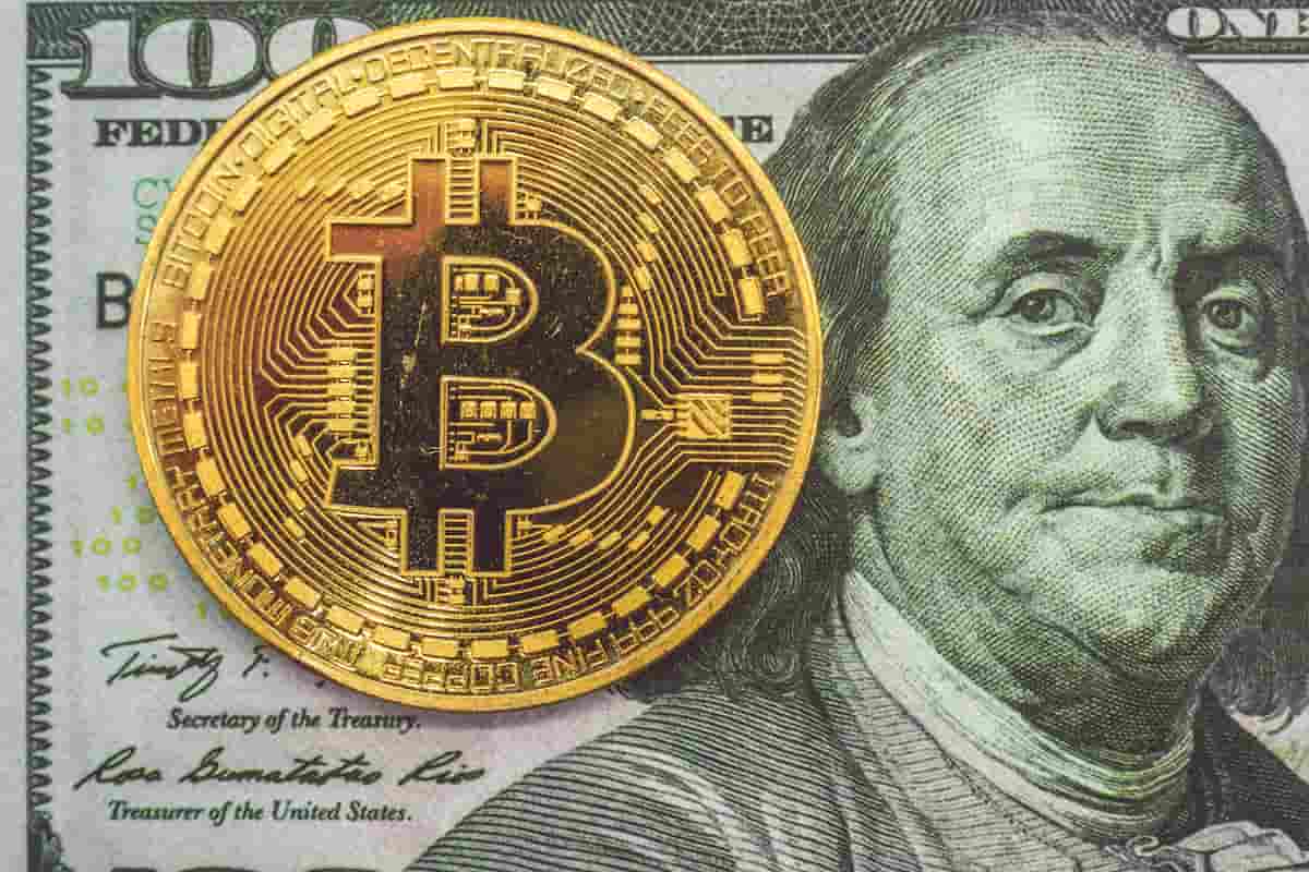 Moeda do Bitcoin sobre nota de moeda corrente