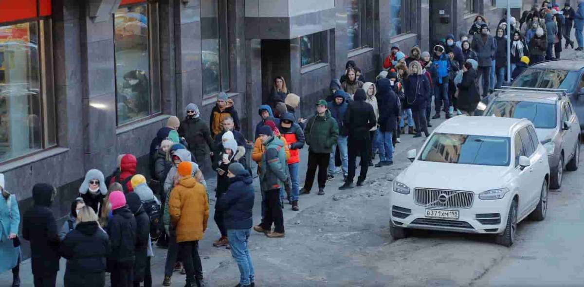 Corrida bancária gera desespero na Rússia, Banco Central toma medidas