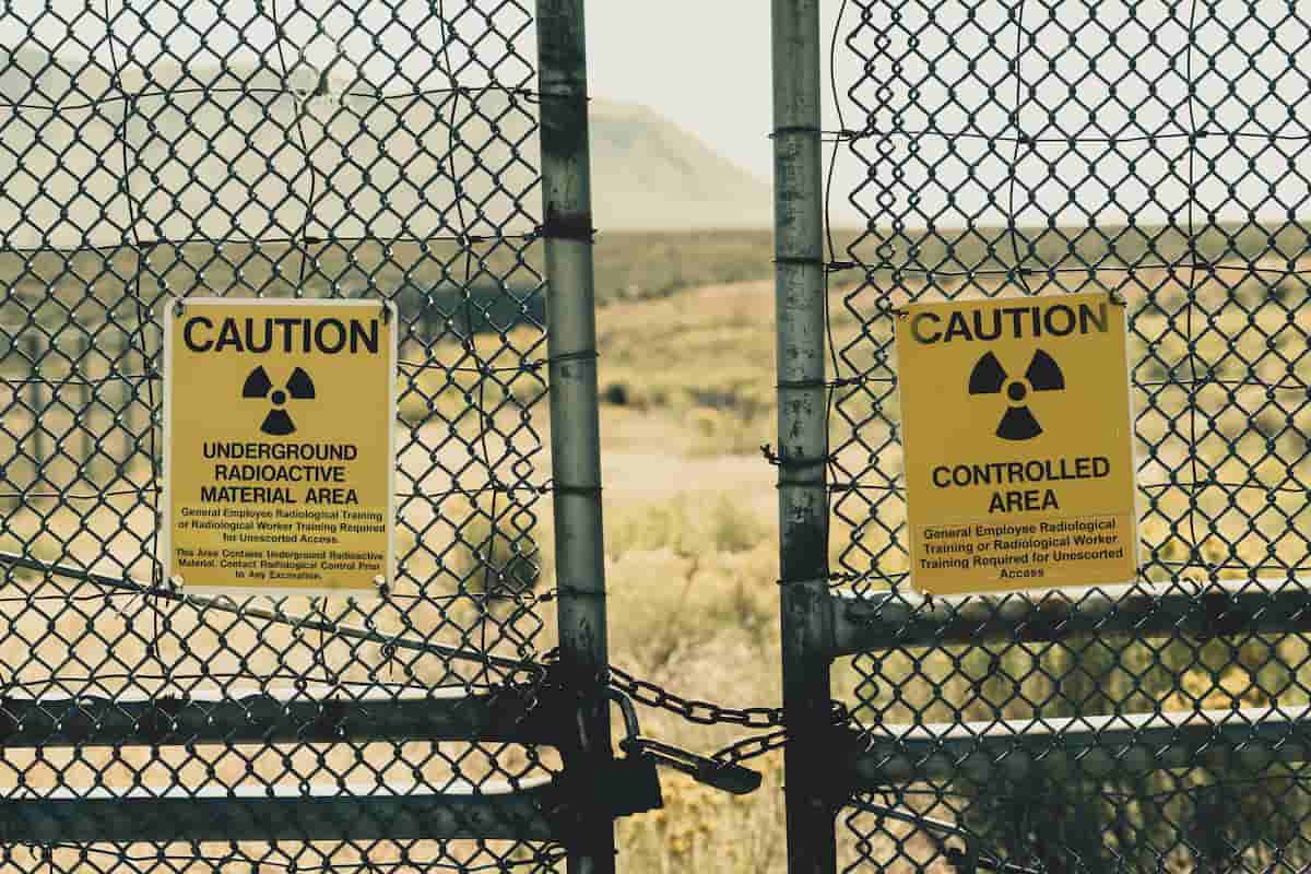 Portão entreaberto com aviso de risco radioativo