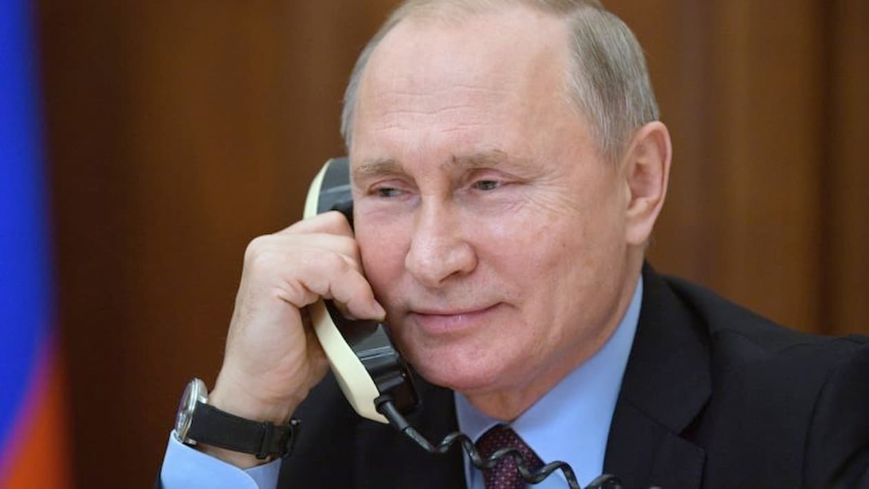 Putin sorrindo no telefone