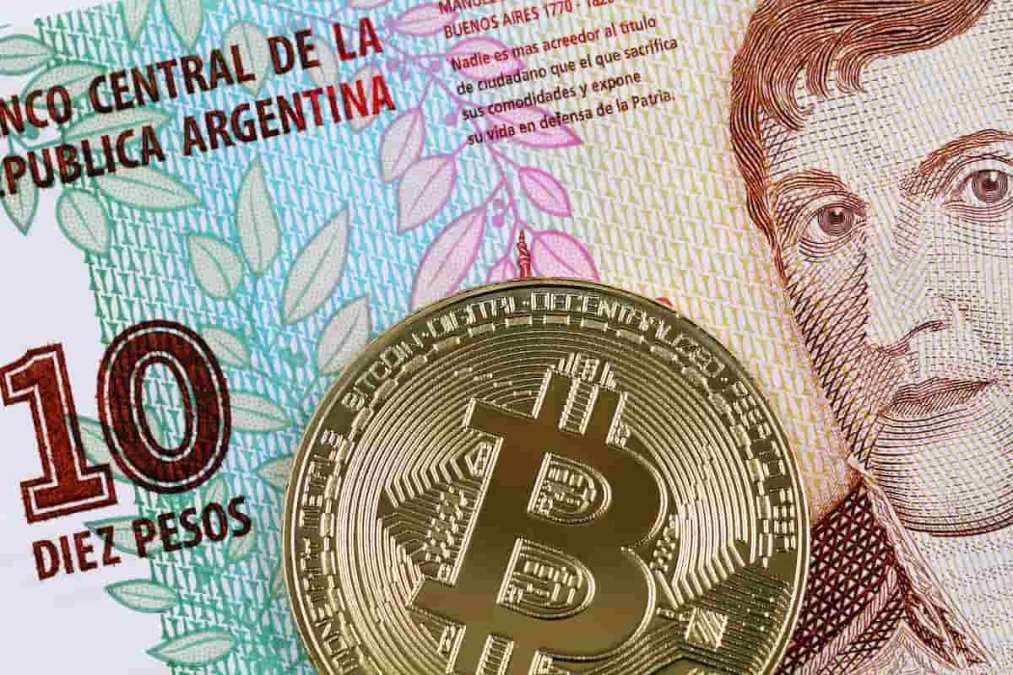 Argentinos recebem salário em criptomoedas para fugir de controle cambial