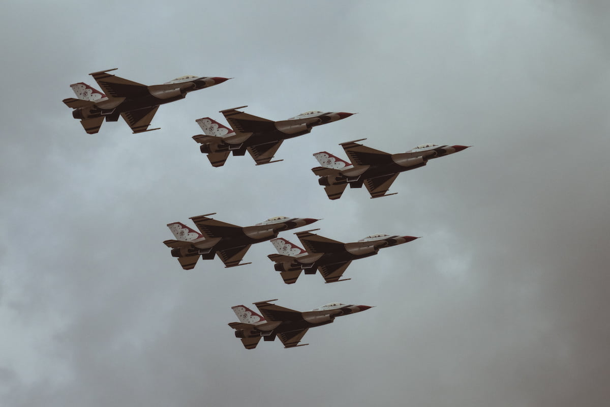 Aviões de guerra voando no céu