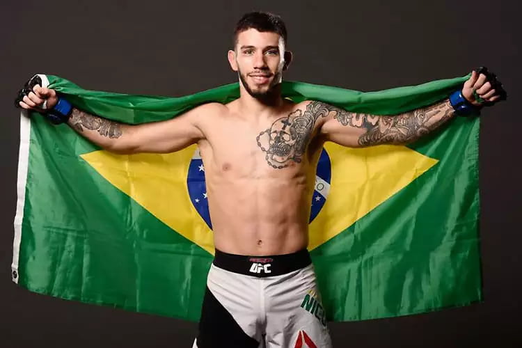 Matheus Nicolau, lutador de UFC, com bandeira do Brasil