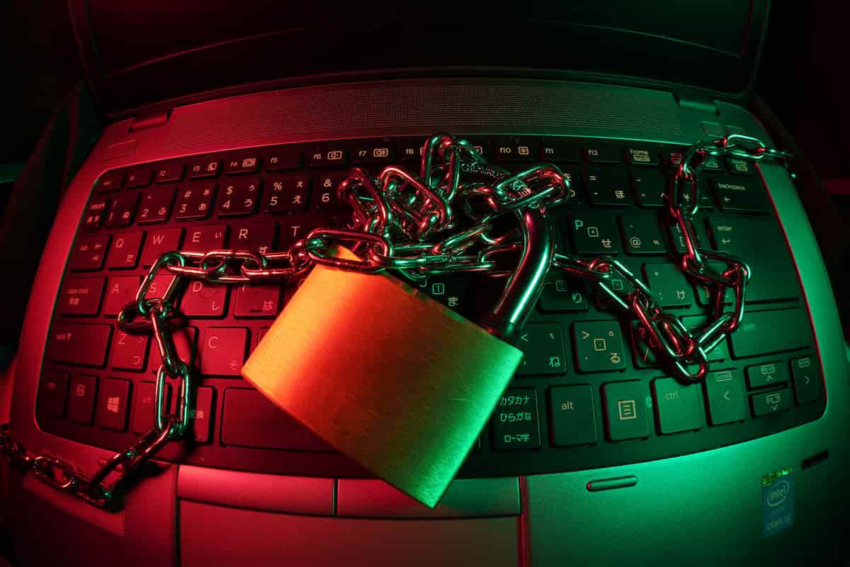 97% das criptomoedas roubadas em 2022 vieram de DeFi