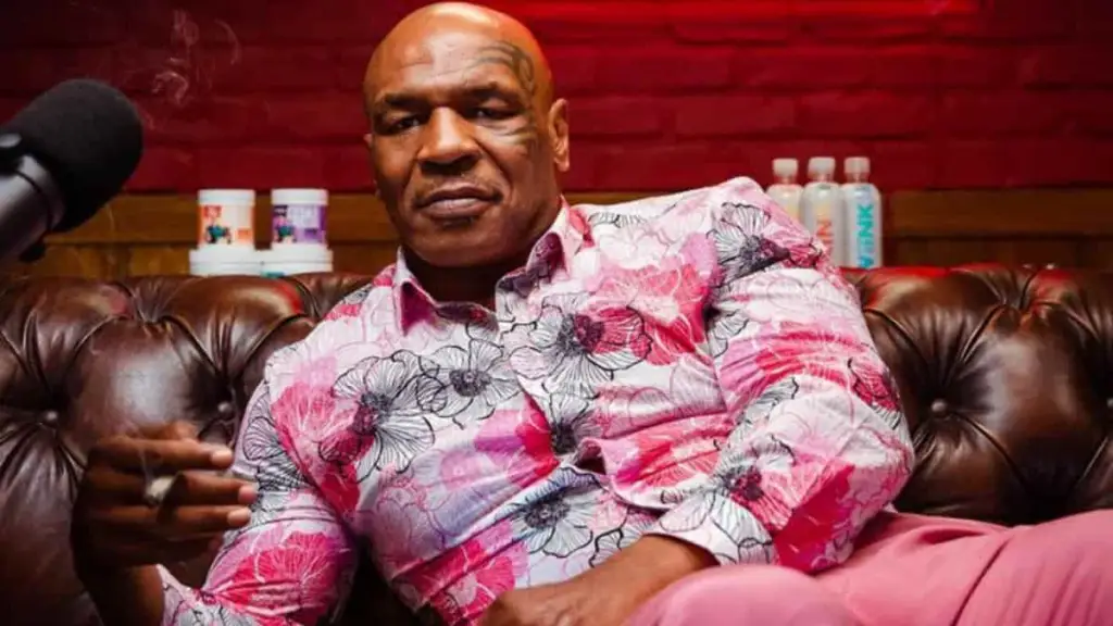 Mike Tyson deitado com uma camisa florida
