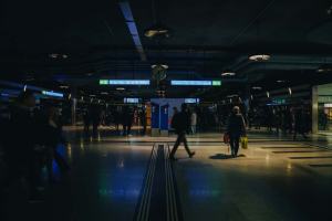 Estação de trem na escuridão