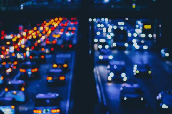 Congestionamento de veículos com luz desfocada