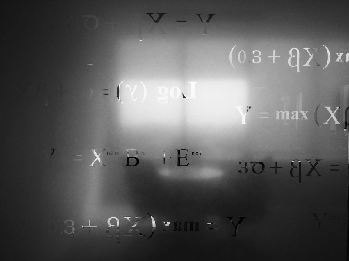 Fórmulas matemáticas em um vidro embaçado