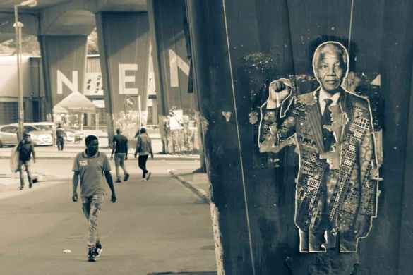 Cartaz de época em preto e branco de Nelson Mandela