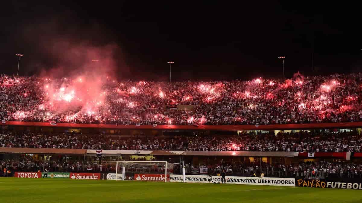 imagem do morumbi lotado com fogos, fumaça e bandeiras do São Paulo FC