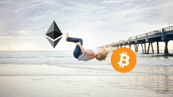 Mulher girando no ar na praia, com símbolo do ethereum e bitcoin, representando o The Flippening