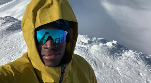 Arthur Hayes com roupa de neve na montanha