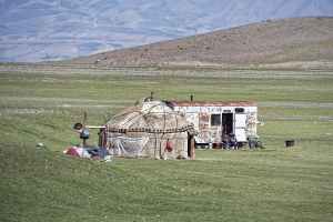 Casas brancas no meio do pasto verde