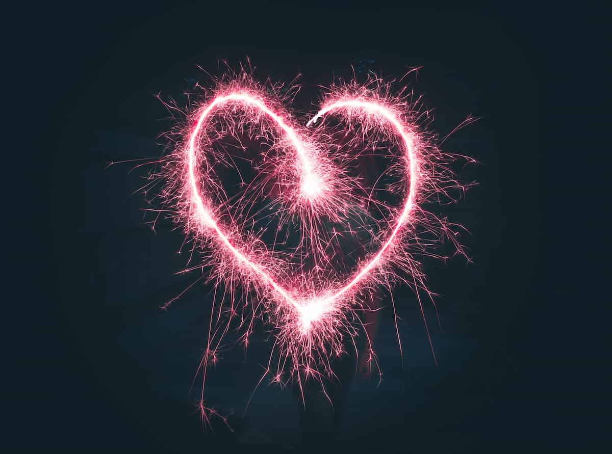 Fogos de artifício formando um coração