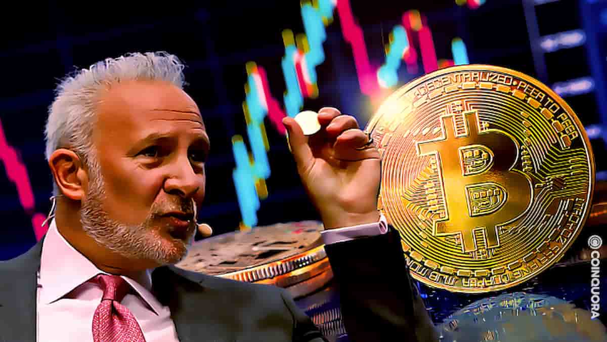 Peter Schiff segurando uma moeda de bitcoin