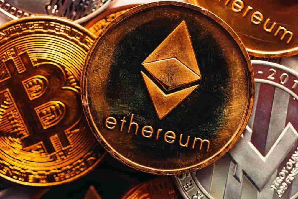 Bitcoin se aproxima de US$ 21 mil, Ethereum salta 12%
