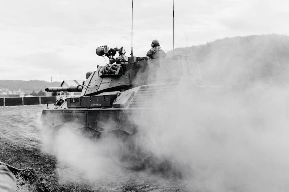 Tanques de guerra protegem banco que bloqueou saques na China