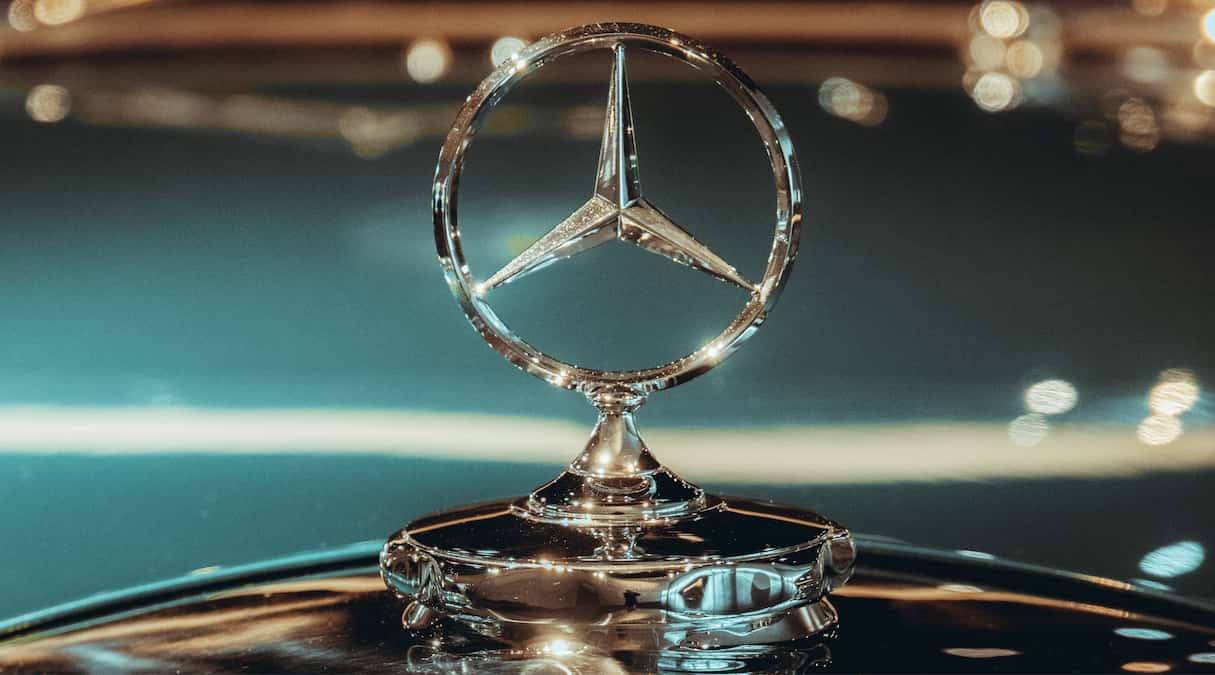 Brasão da Mercedes-Benz em um dos carros