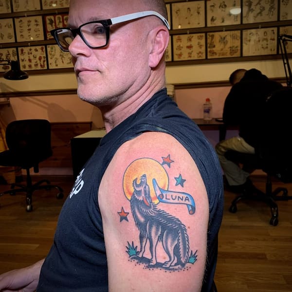 Mike Novogratz, mostrando tatuagem da Luna no braço