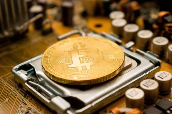 moeda de bitcoin em chip de computador