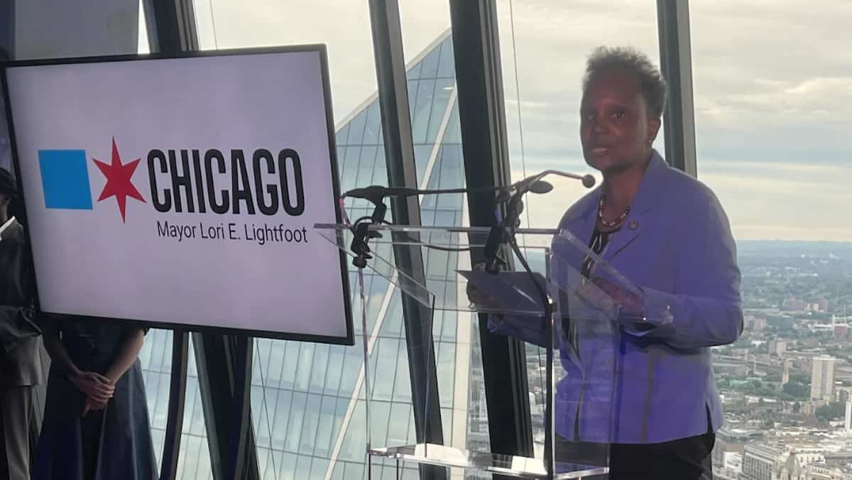 Prefeita de Chicago falando em evento exclusivo em Londres