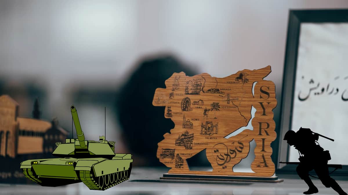 Placa de madeira escrito Syria, com cidades da Síria, ao lado de um tanque de guerra e um soldado, em uma mesa