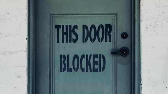 porta com uma aviso: "Essa porta está bloqueada"